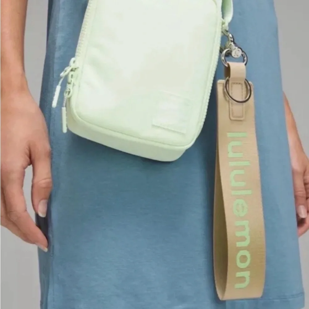 NEW & AUTHENTIC Lululemon Never‎ Lost Keychain Trench / Pistachio